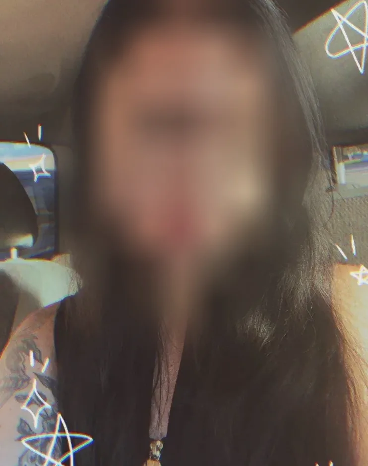 Sandra, 23